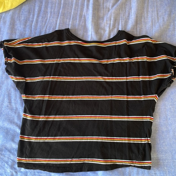 Slightly cropped short sleeve. Brand -HARLOW - Picture 2 of 3